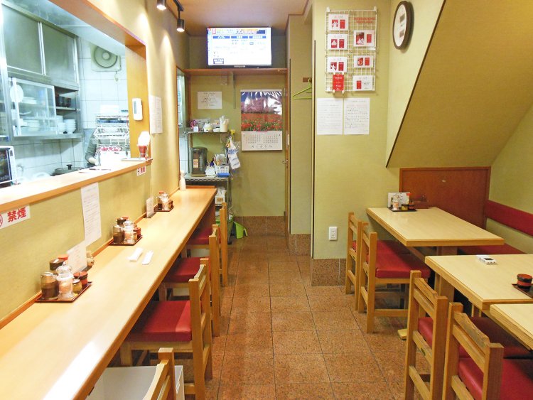 店を継いだ時にリニューアルし、ガラリと変えたという。カウンター4席、テーブル10席の落ち着いた店内。