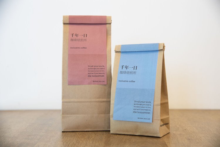 カフェすぐそばの焙煎所では、コーヒー豆の販売も！