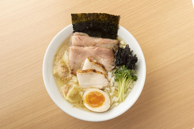 特製塩ラーメン980円。見た目のバランスを重視した具材の盛り付けも、日本料理の技が生きている。