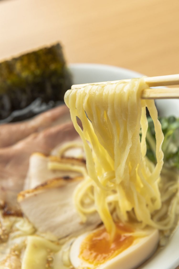 ツルツルモチモチとした麺がスープとよく絡む。