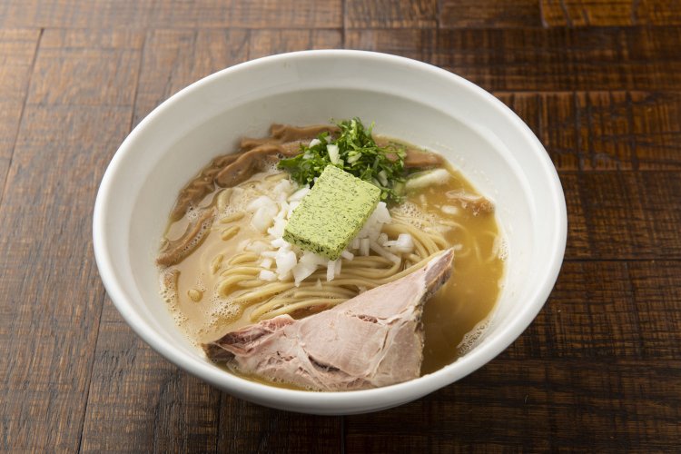 鶏蕎麦800円。チャーシューはローストしたバラ（写真）か、煮込んだロースから選べる。