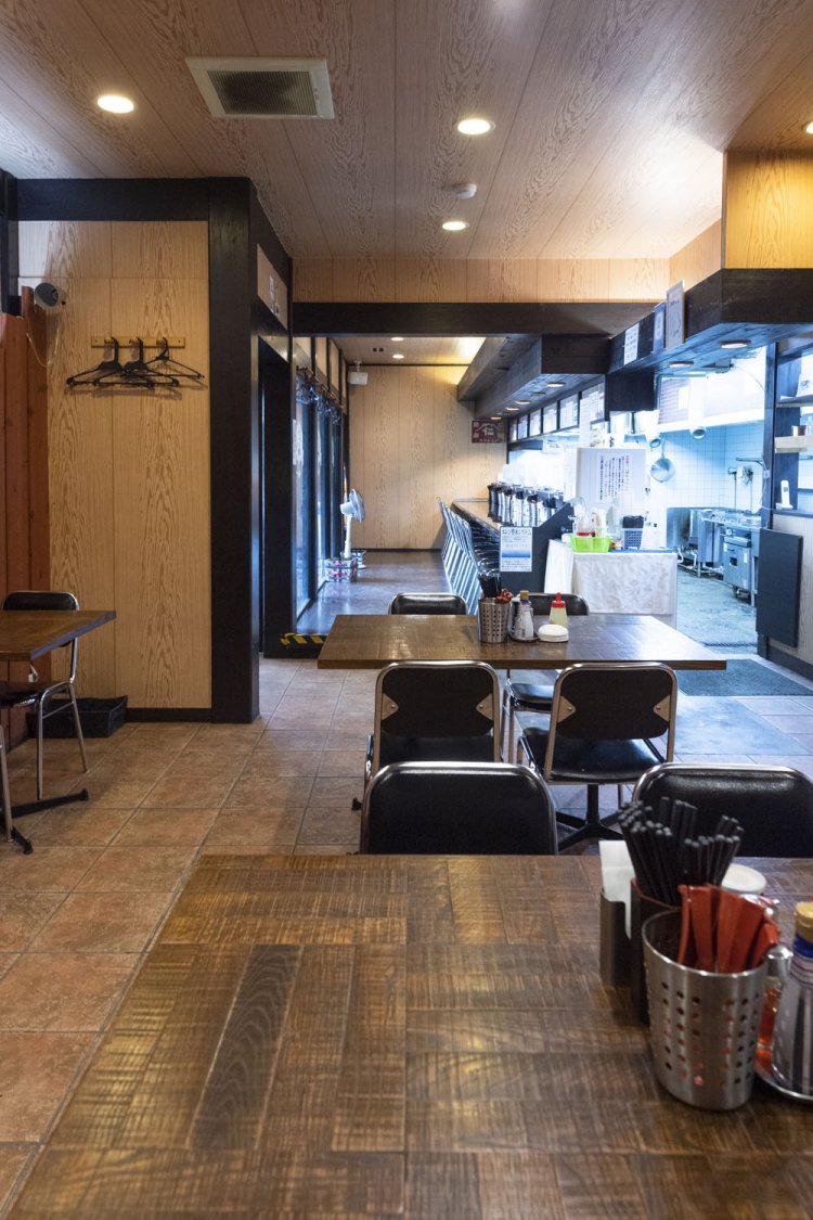 横に長い店内には、黒を基調としたカウンター席とテーブル席がある。