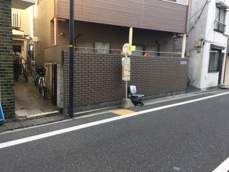 バス停の横にぽつんと、オフィスチェア。