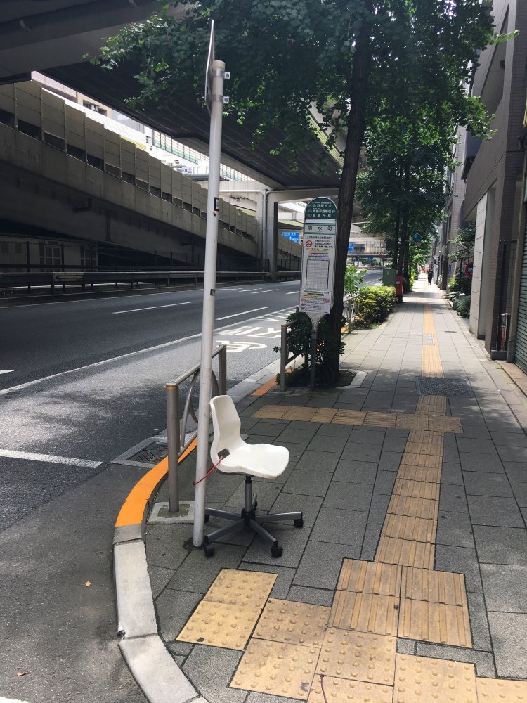 チェーンでつながれた野良イス。