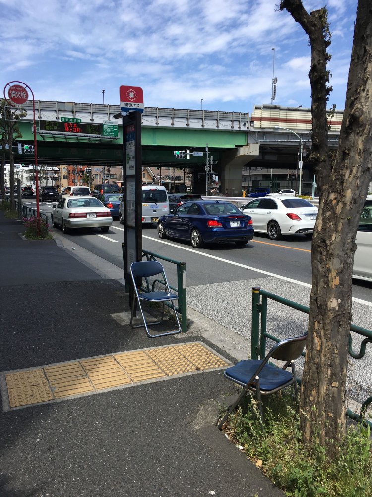 ボックス席のように向かい合わせの野良イス。