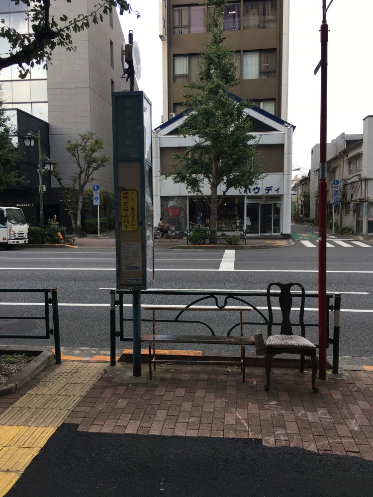 元はダイニングから？ 装飾的な野良イス。