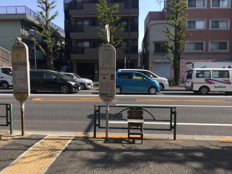 もしや酒場から？ 年季の入った木製の野良イス。