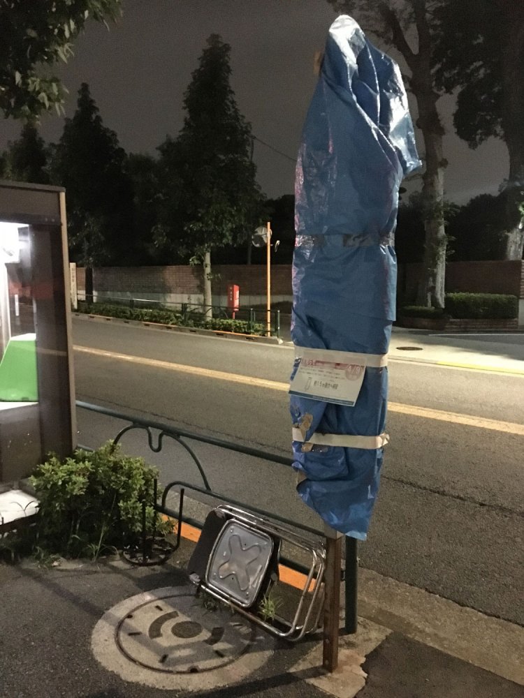 バス停とともに終わりを遂げた野良イス。