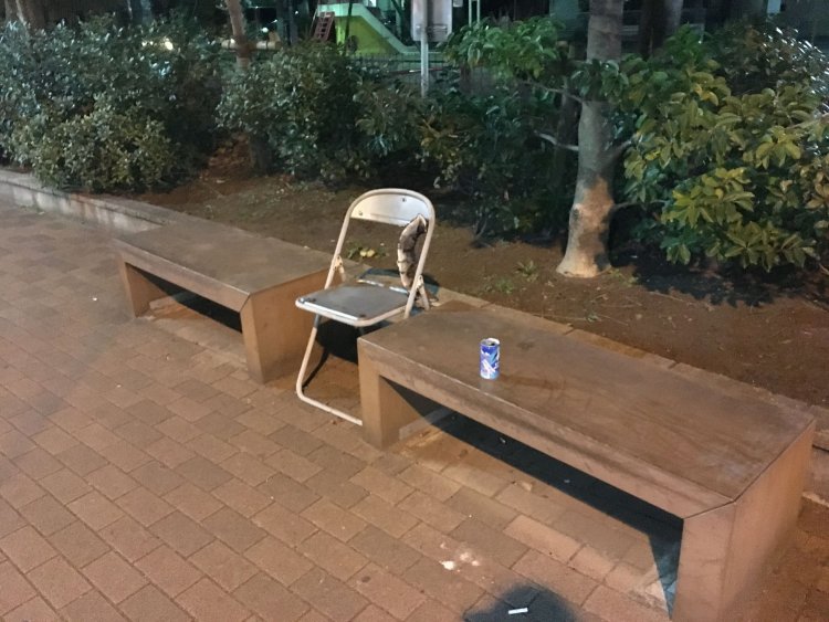 並んで座るため、あるいは寝るため？ 補助席のような野良イス。