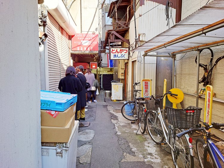 向かいの喫茶店とは互いにとんかつ、コーヒーを注文し合う仲。喫茶店にも行列ができるので並ぶときは間違えぬよう、要注意。