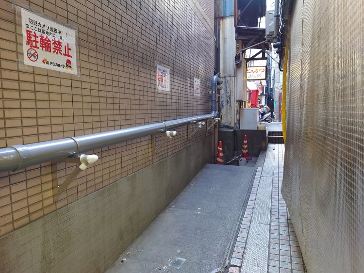 さらにまっすぐ進むと、有名な『二木の菓子』へ通り抜けられる。どちらからも行き来できて便利。