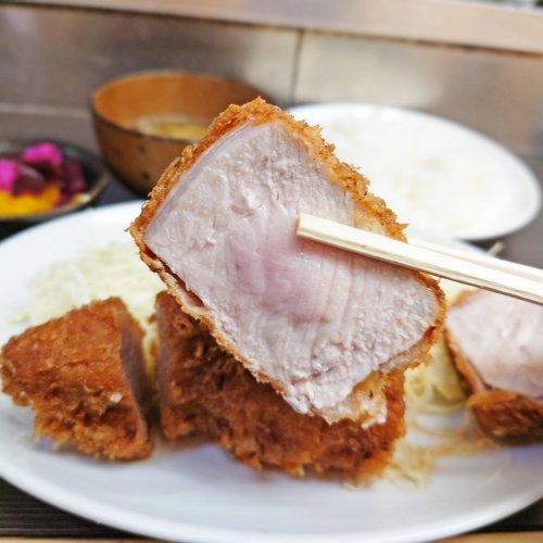 上野『とんかつ まんぷく』の超極厚ロースかつに仰天！甘～い脂がさっぱりした味わいの重量級かつ