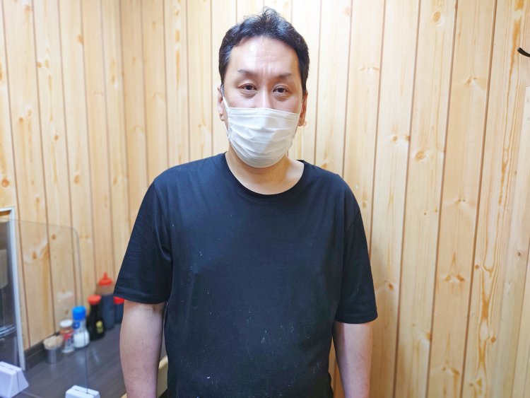 店主の小澤隆生さん。体格がよく、俳優の阿藤快さんに似た雰囲気のとても話しやすい気さくな人柄。