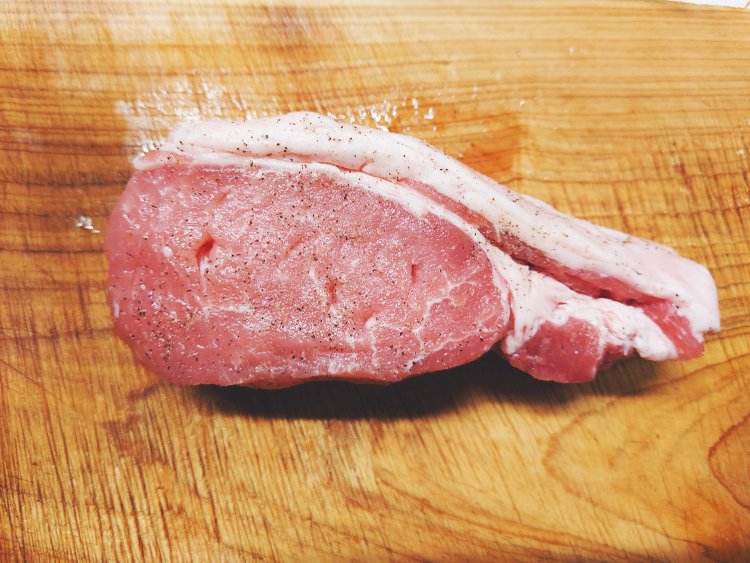 群馬の上州せせらぎポークを使用。味付けは先代の頃から変わらず、塩胡椒のみとシンプル。