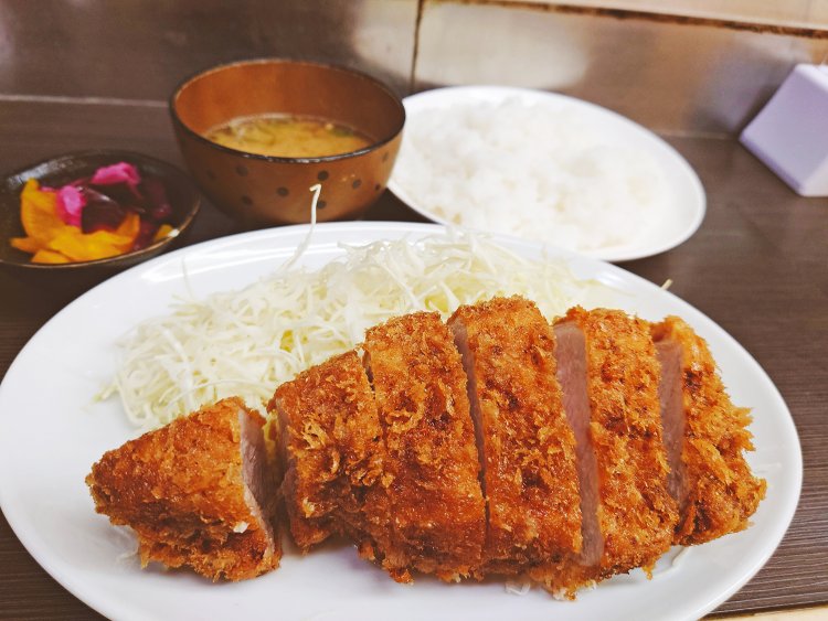 ロースかつ定食1500円。みそ汁、お新香付き。お味噌汁の具は、とんかつの切れ端の豚肉とネギ。