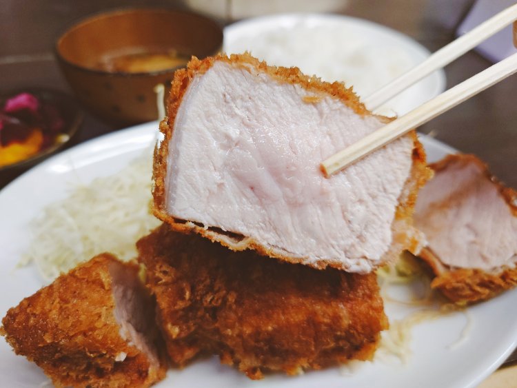 厚さ4cmはあるロースかつ。しっとりした断面を見ただけで、秋田米のご飯がどんどん進む。