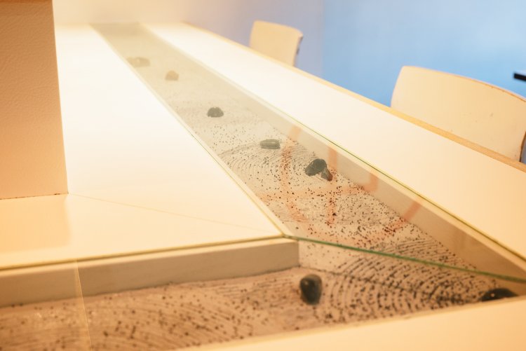 カンター席に施された、枯山水を思わせる装飾。