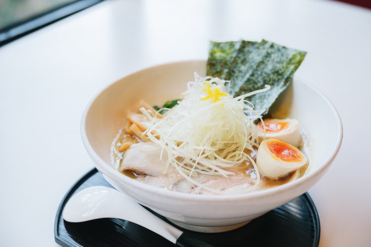 人気ナンバーワンのスペシャルらーめん1050円。通常のらーめん（あっさり・こってり）は各800円。