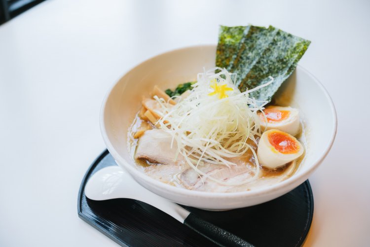 味玉やチャーシューなどがふんだんに盛り付けられた、人気ナンバーワンのスペシャルらーめん1050円。