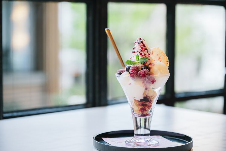 食後の〆に食べたい、ベリーとヨーグルトのパフェ630円。