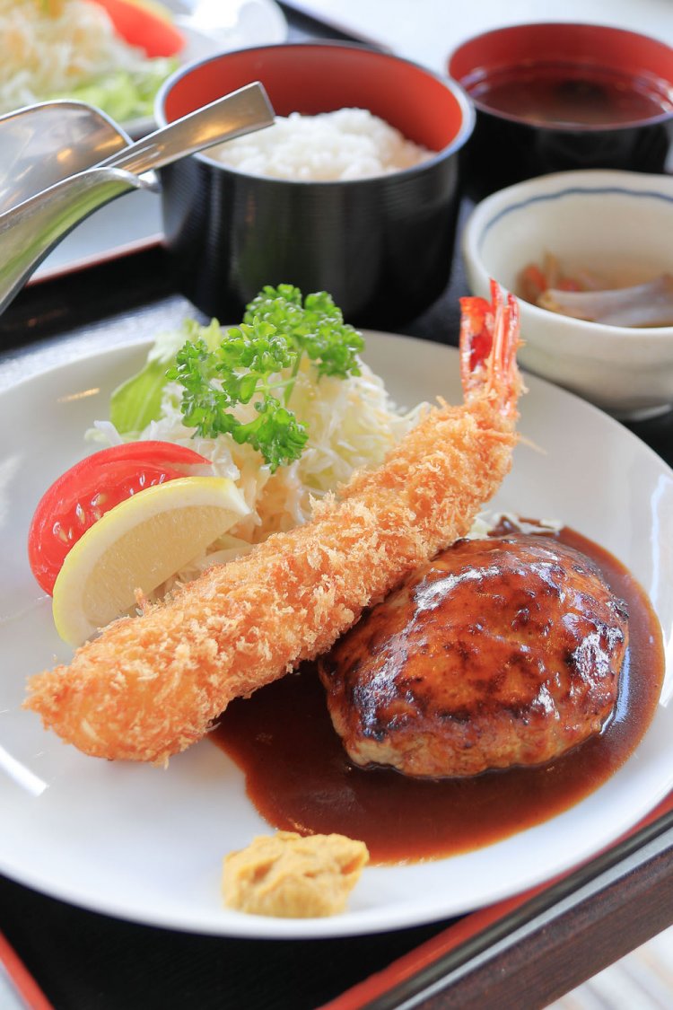 Aセット1100円。メインはハンバーグとエビフライ、ハンバーグとカキフライ、エビフライ2本、エビフライとカキフライの4つの組み合わせから選べる。スパゲティ、オムライス、ピラフなどもある。