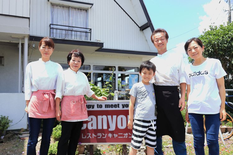 店を切り盛りする平田さん一家。「サイクリストにはドリンクをサービス！」。