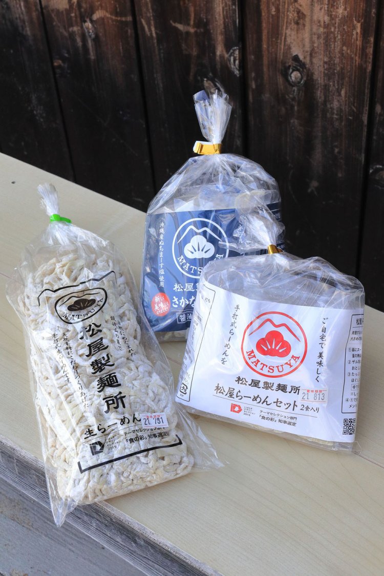 太麺はモチモチ、細麺はツルツルの食感がクセになる。手前の手もみちぢれ麺は5食1000円。ラーメンはもちろん、つけ麺もおすすめ！