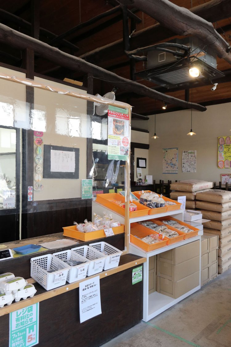 商品棚の奥では製麺作業が行われている。