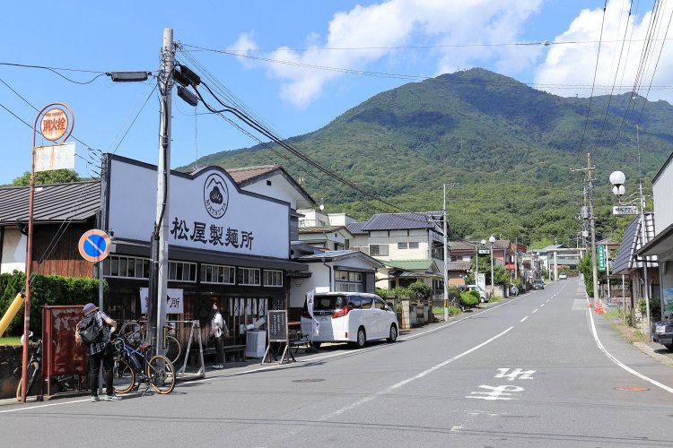 築100年のみやげ店をリノベーションした味のある店舗。