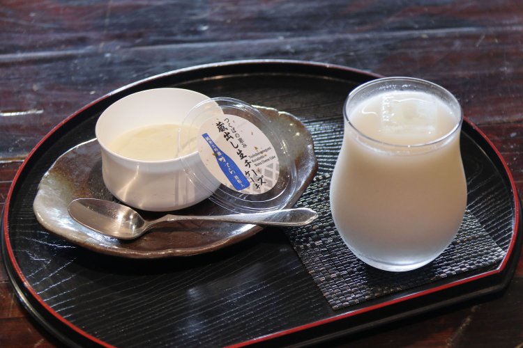 酒米麹の自然な甘さが特徴の酒蔵特製甘酒（ノンアルコール）363円と蔵出し生チーズケーキ451円。