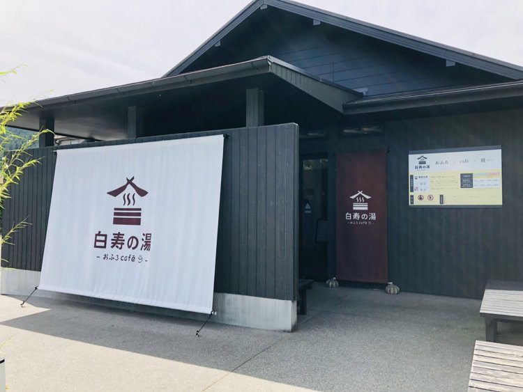 シンプルな黒い外観が目を引く。