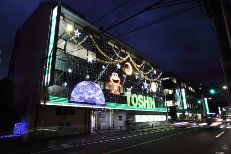 最新の2021年バージョンは宇宙がモチーフ。電飾は毎年12月第1週から翌年2月末ごろまで。