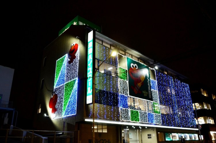 2012年のデザイン。セサミストリートのエルモが初めて登場。