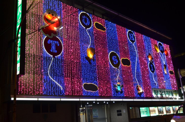 2016年。ふわふわと浮かぶ風船に「TOSHIN」の文字。