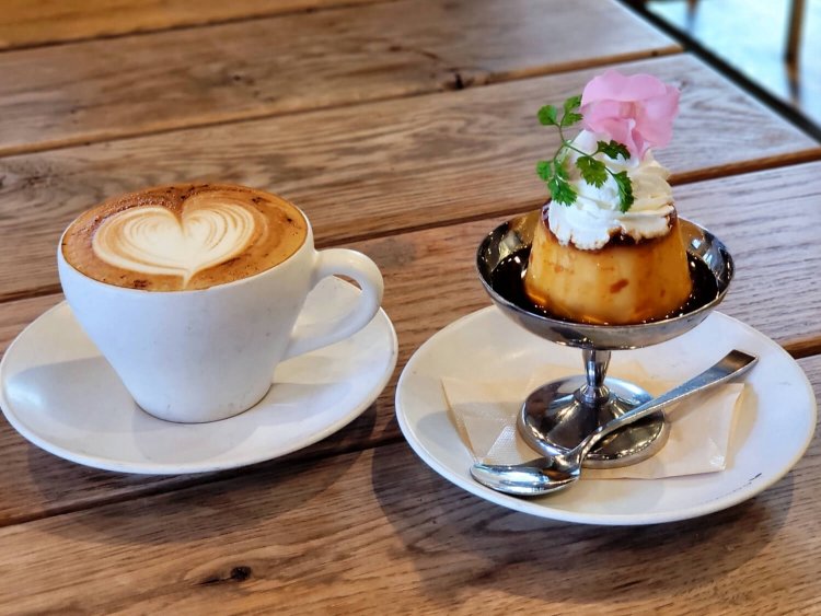 カプチーノ 660円。なっぱのレトロプリン 550円。