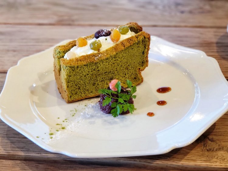 4月限定 抹茶のシフォンサンド 660円。
