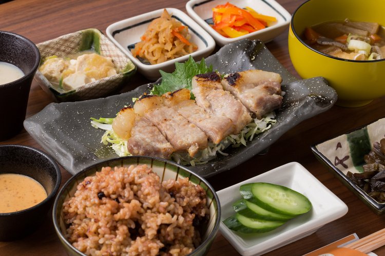 食事処で食べられる「寝かせ玄米の糀御膳 選べる肉･魚」。