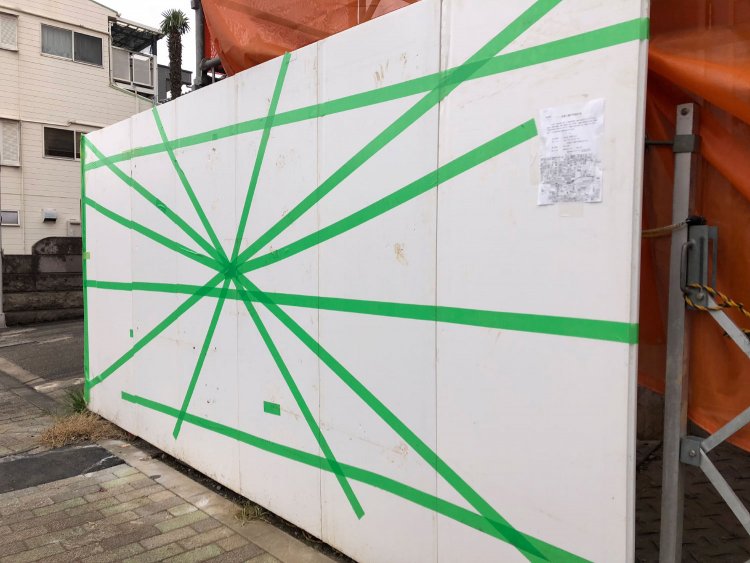 Radial mystery marking《謎の放射状テープ壁画》