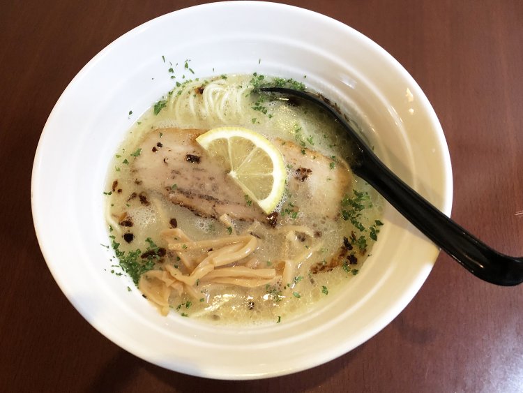 スープは白湯風。その向こうに洋風な香りを感じるやさしいおいしさ。