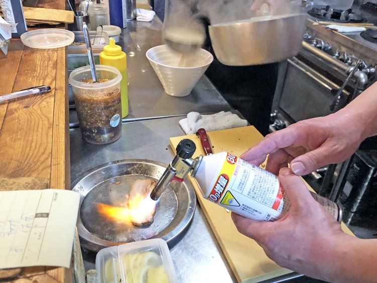 チャーシュー炙り調理中。