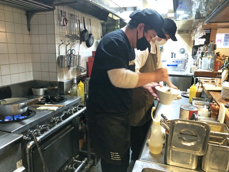 料理担当、ラーメン担当のお2人。