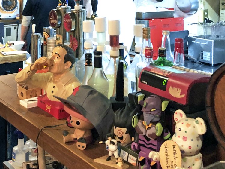 カウンターの隙間には気になる小物がいっぱい。