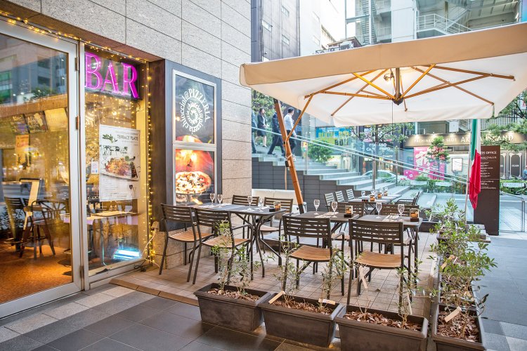 店頭の雰囲気は店内とは少々イメージが異なるカジュアルな印象。