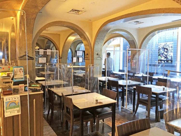 広い店内が金色のドーム型の柱で区切られ、心地よい空間を作り出している。