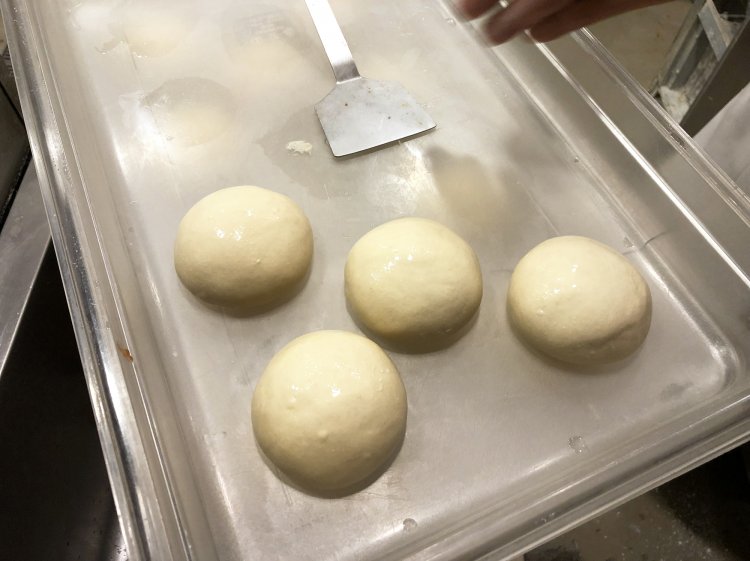 小麦から作った天然酵母を使用。１日発酵させて使用する。