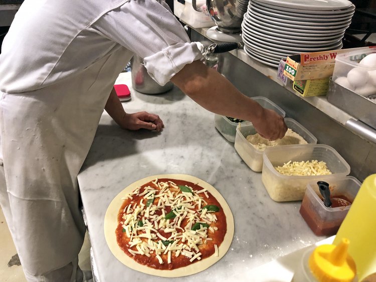 生地、ソース、チーズ、すべてフレッシュなものを使用している。