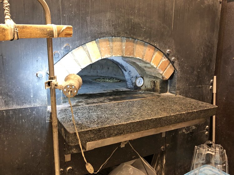 約400℃の釜で１～１分半。一気にピッツァを焼きあげる。