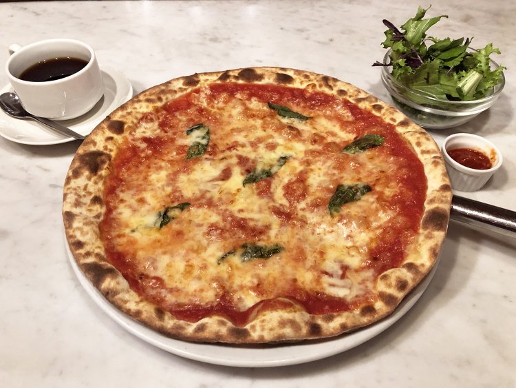 まさにできたてて熱々ピッツァのセット。有機野菜のサラダが女性に人気。