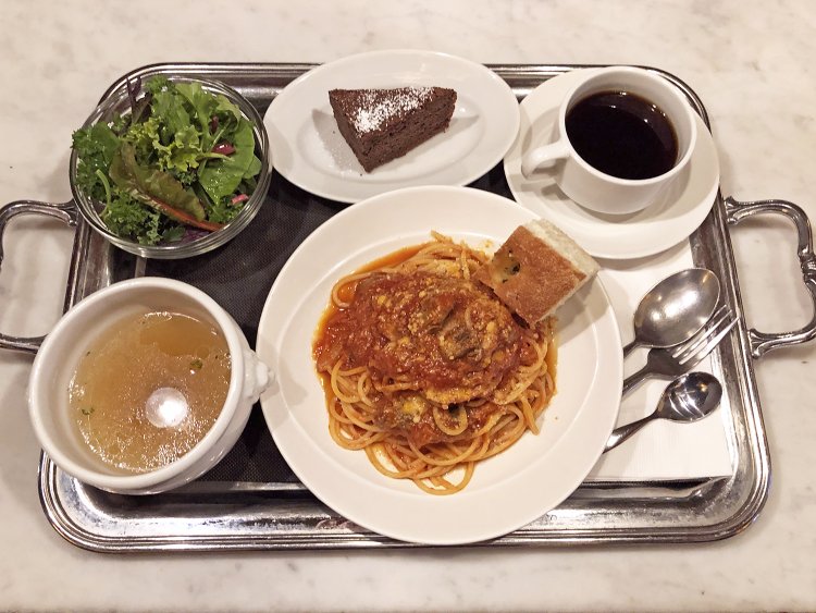 週替わりパスタプレート1200円。牛スジの赤ワイン煮込みのソースが楽しめるパスタ。