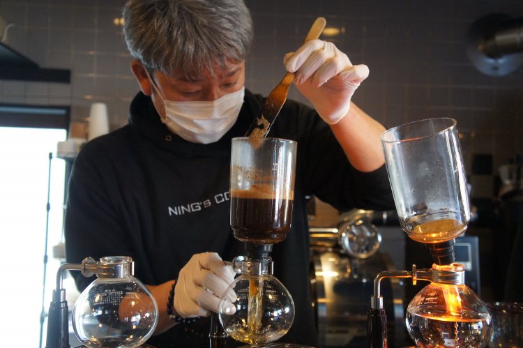 湯がロートへ上昇し、珈琲の粉が上ってきたら竹べらで攪拌（かくはん）する。